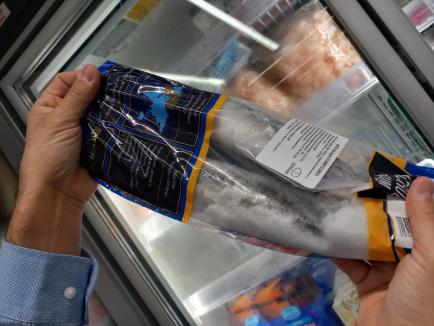 Supermarketurile Mega Image din Bihor, amendate cu 420.000 lei pentru preţuri înşelătoare la raft, fructe mucegăite şi tratate cu pesticide (FOTO)