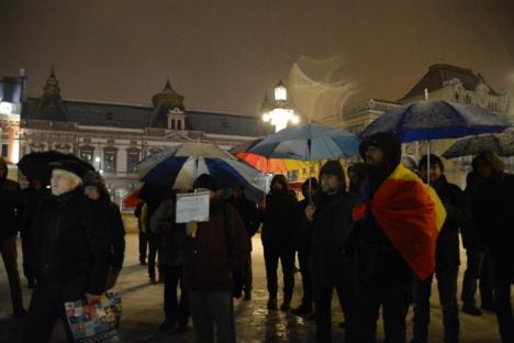 Numărul protestatarilor s-a împuţinat drastic, în Piaţa Unirii: 150 de orădeni au scandat în ploaie 'Rezistăm, nu cedăm' (FOTO / VIDEO)
