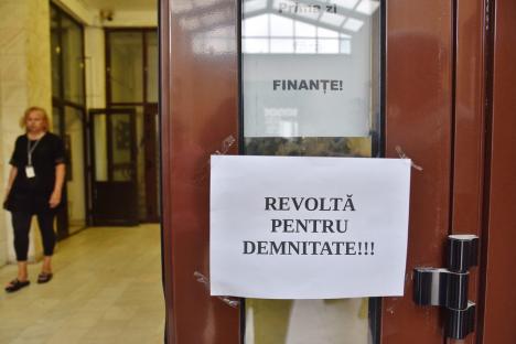 „Prima zi fără Fisc”: angajații Finanțelor din Bihor nu lucrează joi, la fel ca în toată țara, declarând „Revoltă pentru demnitate” (FOTO)