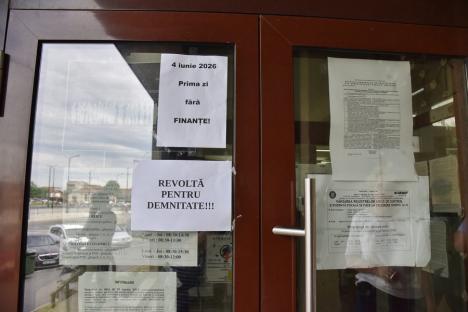 „Prima zi fără Fisc”: angajații Finanțelor din Bihor nu lucrează joi, la fel ca în toată țara, declarând „Revoltă pentru demnitate” (FOTO)