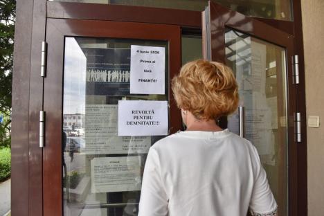 „Prima zi fără Fisc”: angajații Finanțelor din Bihor nu lucrează joi, la fel ca în toată țara, declarând „Revoltă pentru demnitate” (FOTO)