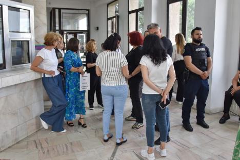 „Prima zi fără Fisc”: angajații Finanțelor din Bihor nu lucrează joi, la fel ca în toată țara, declarând „Revoltă pentru demnitate” (FOTO)