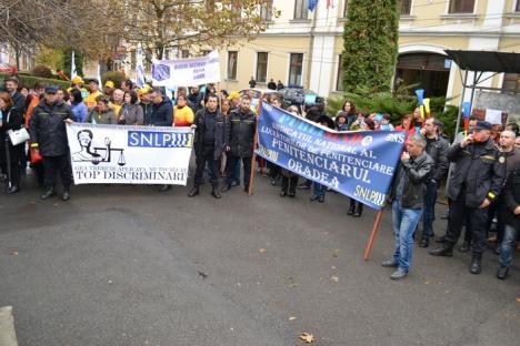 Peste 300 de bihoreni au ieşit în stradă, protestând faţă de noile măsuri fiscale: 'E ca la Radio Erevan' (FOTO / VIDEO)