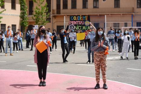 'Ne vrem directorul înapoi'. Sute de elevi de la Gojdu au protestat împotriva demiterii lui Florin Nicoară (FOTO / VIDEO)