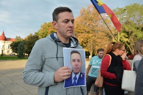 Oraş inert: Protestul contra senatorilor care l-au salvat de DNA pe Gabriel Oprea a strâns la Oradea doar o mână de oameni (FOTO / VIDEO)