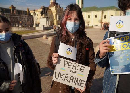Solidari cu Ucraina: Mai mulți tineri s-au strâns din nou în Piaţa Unirii din Oradea pentru a-şi manifesta susţinerea față de țara bombardată de Putin (FOTO / VIDEO)