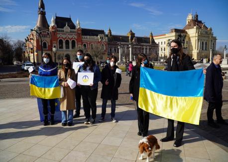 Solidari cu Ucraina: Mai mulți tineri s-au strâns din nou în Piaţa Unirii din Oradea pentru a-şi manifesta susţinerea față de țara bombardată de Putin (FOTO / VIDEO)