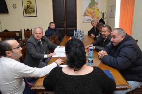 Ca la Popeşti la nimeni: oamenii primarului au cerut Prefecturii şi Consiliului Judeţean ajutor pentru amânarea proiectelor europene (FOTO)