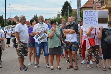 Localnicii din Sântandrei au ieşit în stradă împotriva mirosurilor: 'Nutripork de ce ne-mpuţi? Ar fi cazul să te muţi!' (FOTO / VIDEO)