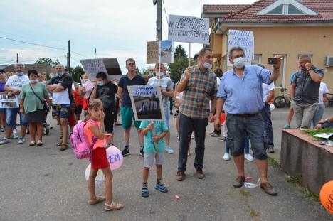 Localnicii din Sântandrei au ieşit în stradă împotriva mirosurilor: 'Nutripork de ce ne-mpuţi? Ar fi cazul să te muţi!' (FOTO / VIDEO)