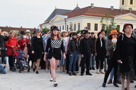 Manifest al artiştilor din Oradea, cu sute de susţinători, în Piaţa Unirii: „Vine o hârtie şi gata: te dau afară!” (FOTO / VIDEO)