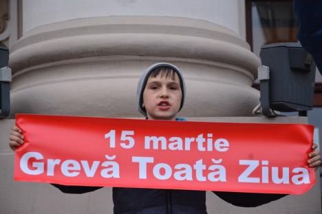O mână de actori orădeni au protestat pe treptele Teatrului Regina Maria împotriva subordonării Justiţiei de către PSD (FOTO / VIDEO)