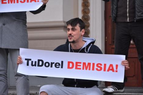 O mână de actori orădeni au protestat pe treptele Teatrului Regina Maria împotriva subordonării Justiţiei de către PSD (FOTO / VIDEO)