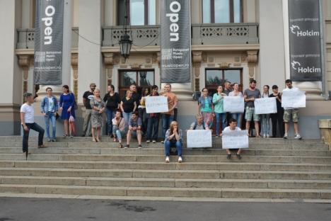 Artiştii Teatrului Regina Maria au protestat cerând salarii ca la Filarmonică: 'De ce să fim copilul cel sărac?' (FOTO / VIDEO)