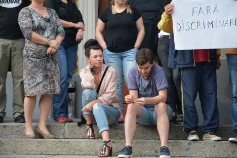 Artiştii Teatrului Regina Maria au protestat cerând salarii ca la Filarmonică: 'De ce să fim copilul cel sărac?' (FOTO / VIDEO)
