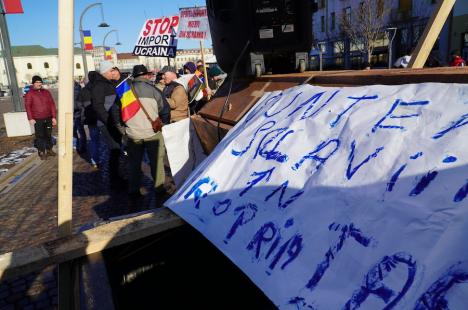 Protest cu un sicriu în centrul Oradiei: „Dar nu-i totuna leu să mori ori câine-nlănțuit” (FOTO/VIDEO)