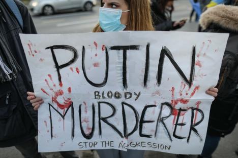 Protest anti-război în faţa ambasadei Rusiei la Bucureşti (FOTO)