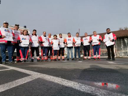 Cod roşu la Ambulanţa Bihor: Personalul protestează, liderul sindical ameninţă cu greva foamei
