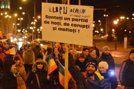 Peste 3.000 de protestatari mărşăluiesc prin Oradea și îndeamnă la mobilizare: 'Ieşiţi din casă, dacă vă pasă' (FOTO / VIDEO)