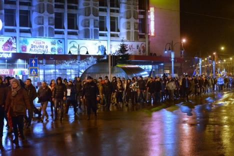 Poftă de protest la Oradea! Manifestanţii s-au abătut de la traseul aprobat de autorităţi şi mărşăluiesc prin Rogerius (FOTO / VIDEO)