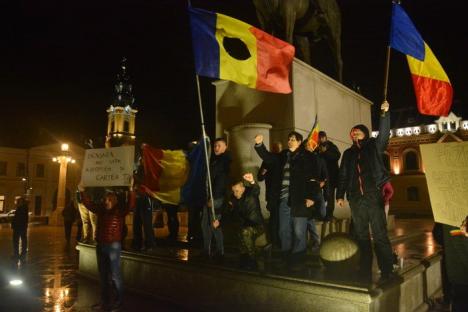 Poftă de protest la Oradea! Manifestanţii s-au abătut de la traseul aprobat de autorităţi şi mărşăluiesc prin Rogerius (FOTO / VIDEO)