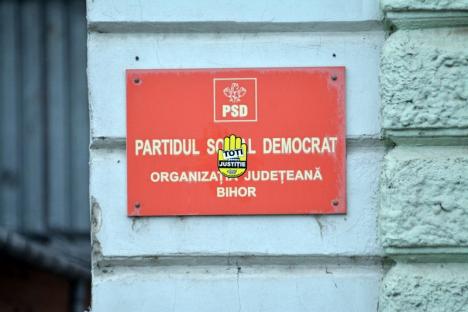 Flashmob la sediul PSD Bihor: Două pensionare de etnie maghiară au înjurat UDMR pentru că au votat cu PSD (FOTO)
