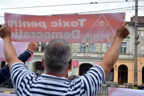 Flashmob la sediul PSD Bihor: Două pensionare de etnie maghiară au înjurat UDMR pentru că au votat cu PSD (FOTO)