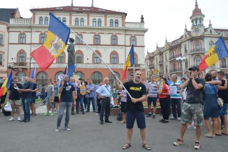 „Azi e zi de sărbătoare, Liviu Dragnea la-nchisoare!”: Miting cu participare redusă în Oradea după condamnarea şefului PSD (FOTO / VIDEO)