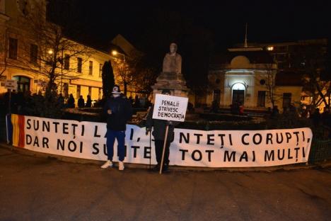 Omagiu şi miting: Protestatarii orădeni l-au comemorat pe Regele Mihai, iar apoi au manifestat împotriva Guvernului PSD-ALDE (FOTO / VIDEO)