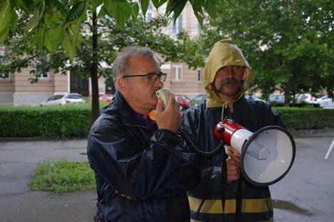 N-a avut… piloți! Mălin Bot nu a mai ajuns la protestul de la Oradea, din cauza cursei Tarom, care a întârziat 3 ore (FOTO / VIDEO)