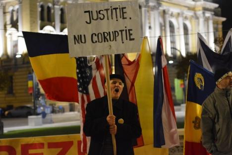 'Jos corupţia!'. Orădenii au ieşit din nou în stradă, pentru a mărşălui împotriva Guvernului (FOTO / VIDEO)