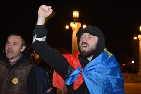 'Ne banalizăm…'. Mai puţin de 50 de orădeni au ieşit, duminică seară, la protestul anti-PSD (FOTO)