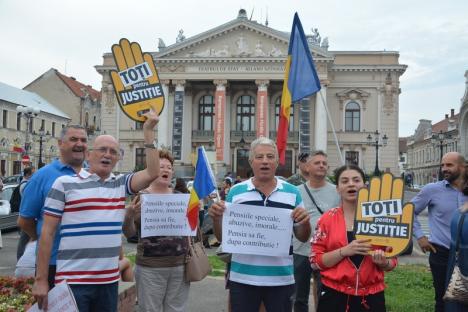 „Azi e zi de sărbătoare, Liviu Dragnea la-nchisoare!”: Miting cu participare redusă în Oradea după condamnarea şefului PSD (FOTO / VIDEO)