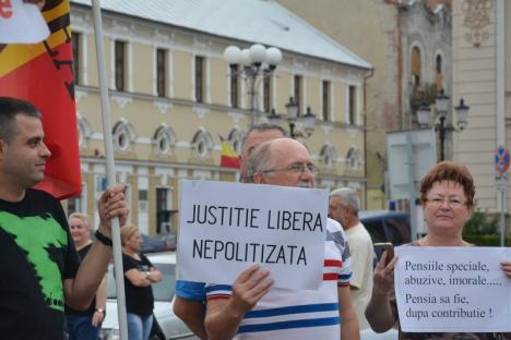 „Azi e zi de sărbătoare, Liviu Dragnea la-nchisoare!”: Miting cu participare redusă în Oradea după condamnarea şefului PSD (FOTO / VIDEO)