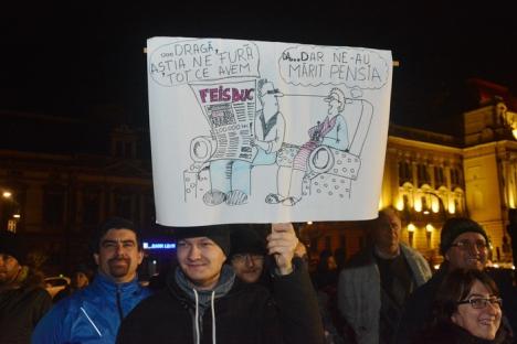 Orădeni, beiuşeni şi salontani protestează în Piaţa Unirii: 'Toată naţiunea este împotriva acestui guvern de borfaşi!' (FOTO)