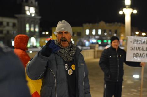 'Kovesi, nu uita, noi suntem de partea ta': Zeci de orădeni au ieşit în Piaţa Unirii, în sprijinul şefei DNA (FOTO/VIDEO)