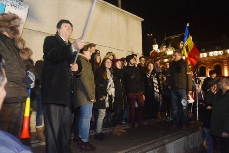 Un grup de adolescenți a cântat în Piaţa Unirii: 'Milioane de români pe stradă / Milioane, Dragnea să ne vadă…' (VIDEO)