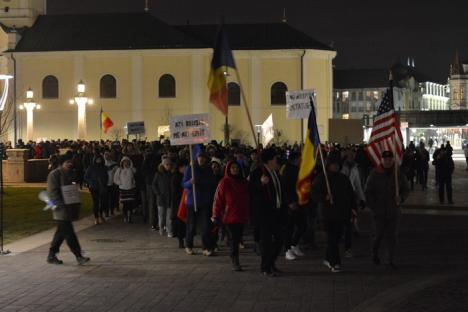 Orădenii, din nou în stradă: Sute de persoane au ieşit să protesteze împotriva PSD şi împotriva corupţiei (FOTO / VIDEO)