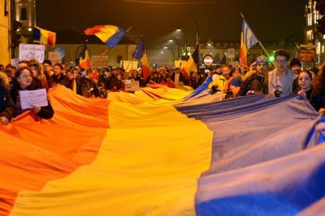 Orădeni, beiuşeni şi salontani protestează în Piaţa Unirii: 'Toată naţiunea este împotriva acestui guvern de borfaşi!' (FOTO)
