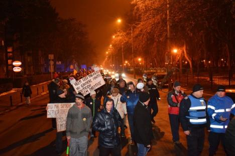 100 de persoane au mărşăluit prin Oradea: 'Ordonanţa 13 vrem s-o respingeţi mâine-n plen' (FOTO / VIDEO)