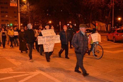 'Voi staţi la căldură, PSD vă fură'! Doar 35 de protestatari au mărşăluit prin Oradea, împotriva PSD şi a Guvernului (FOTO / VIDEO)