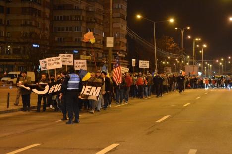 Orădenii, din nou în stradă: Sute de persoane au ieşit să protesteze împotriva PSD şi împotriva corupţiei (FOTO / VIDEO)