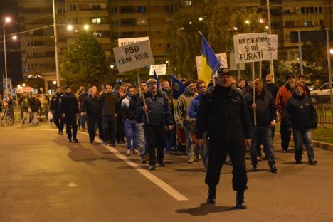 'Jos corupţia!'. Orădenii au ieşit din nou în stradă, pentru a mărşălui împotriva Guvernului (FOTO / VIDEO)