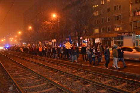 Puţini dar hotărâţi: Protestatarii din Piaţa Unirii s-au decis să mărşăluiască prin oraş (FOTO/VIDEO)