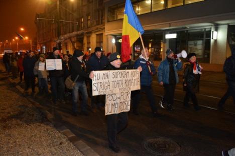 100 de persoane au mărşăluit prin Oradea: 'Ordonanţa 13 vrem s-o respingeţi mâine-n plen' (FOTO / VIDEO)