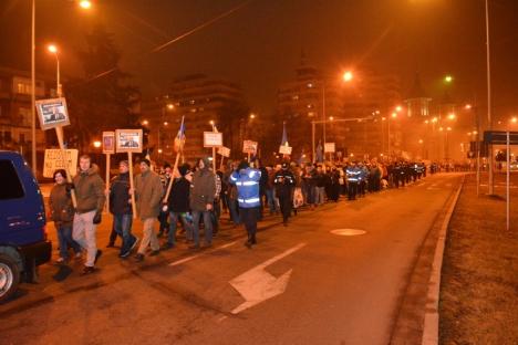 'Nu cedăm': Protestatarii orădeni au pornit din nou în marş pe străzile oraşului (FOTO/VIDEO)