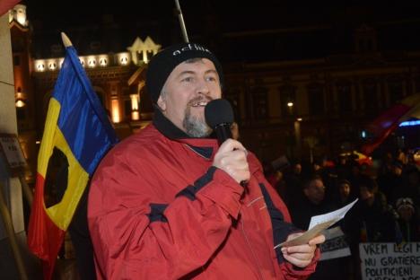 Protestul din Piaţa Unirii: Primul huiduit al serii, orădeanul Florian Bodog (FOTO/VIDEO)