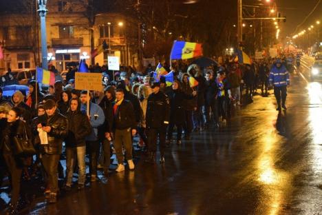 Ploaia, bat-o vina! Protestatarii au scurtat finalul traseului pe strada Republicii, dar au fost entuziaşti până la capăt (FOTO/VIDEO)