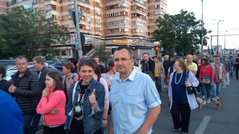 Mai mulţi în stradă: Circa 350 de orădeni i-au cântat 'Mulţi ani primească' lui Liviu Dragnea în faţa sediului PSD Bihor (FOTO/VIDEO)