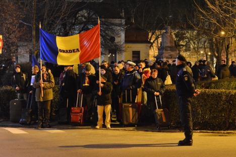 Protest 'mut': Orădenii s-au dus cu valizele şi paşapoartele în faţa sediului PSD Bihor (FOTO/VIDEO)